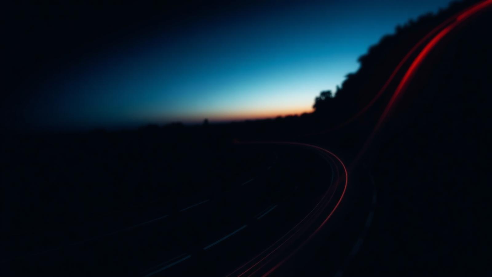 Curva de estrada ao anoitecer, em tons de azul e laranja